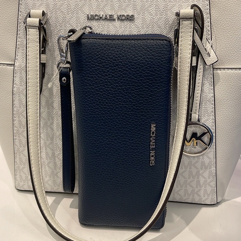 MICHAEL KORS LARGE TRAVEL CONTINENTAL WRISTLET WALLET SMARTPHONE NAVY BLUE
NWT - Picture 13 of 16